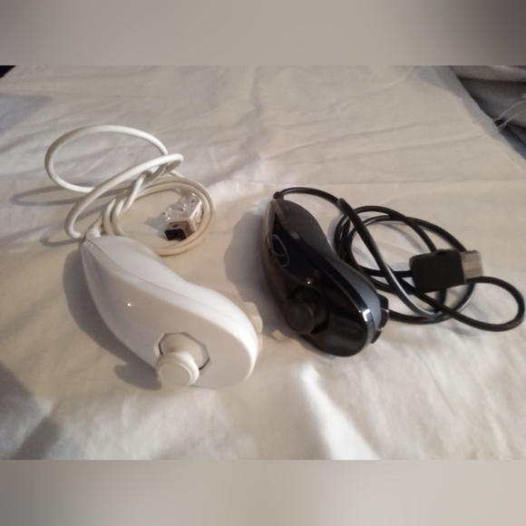 Nintendo Black and White Controllers - Picture 2 of 7